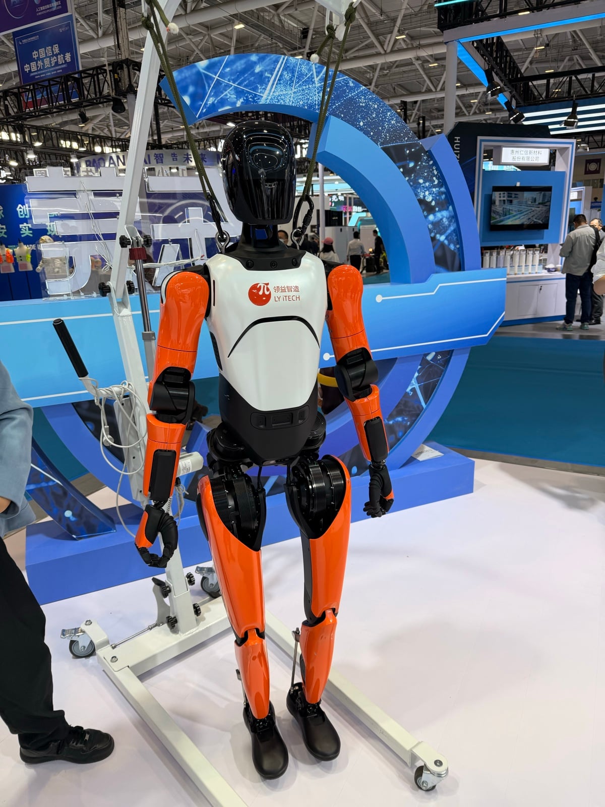 Humanoidalny robot LY iTECH na targach technologicznych