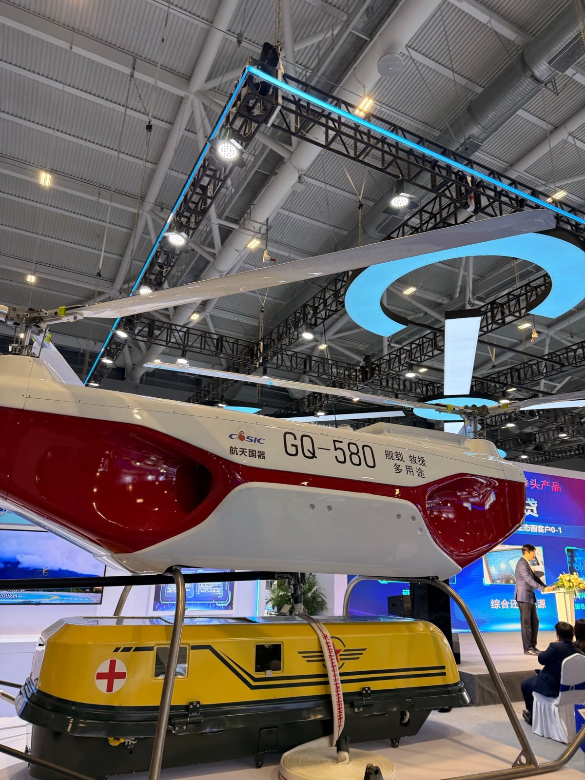 Dron ratowniczy GQ-580 firmy CASIC na wystawie